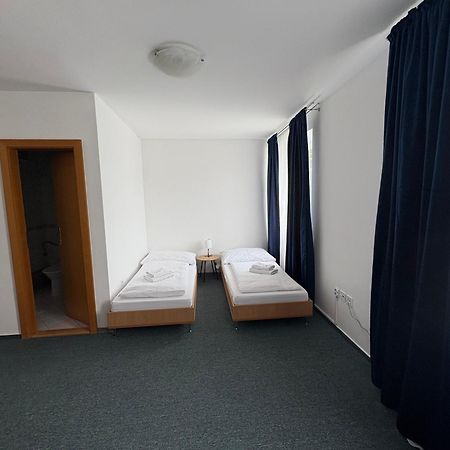 Garni G Hotel Жилина Экстерьер фото