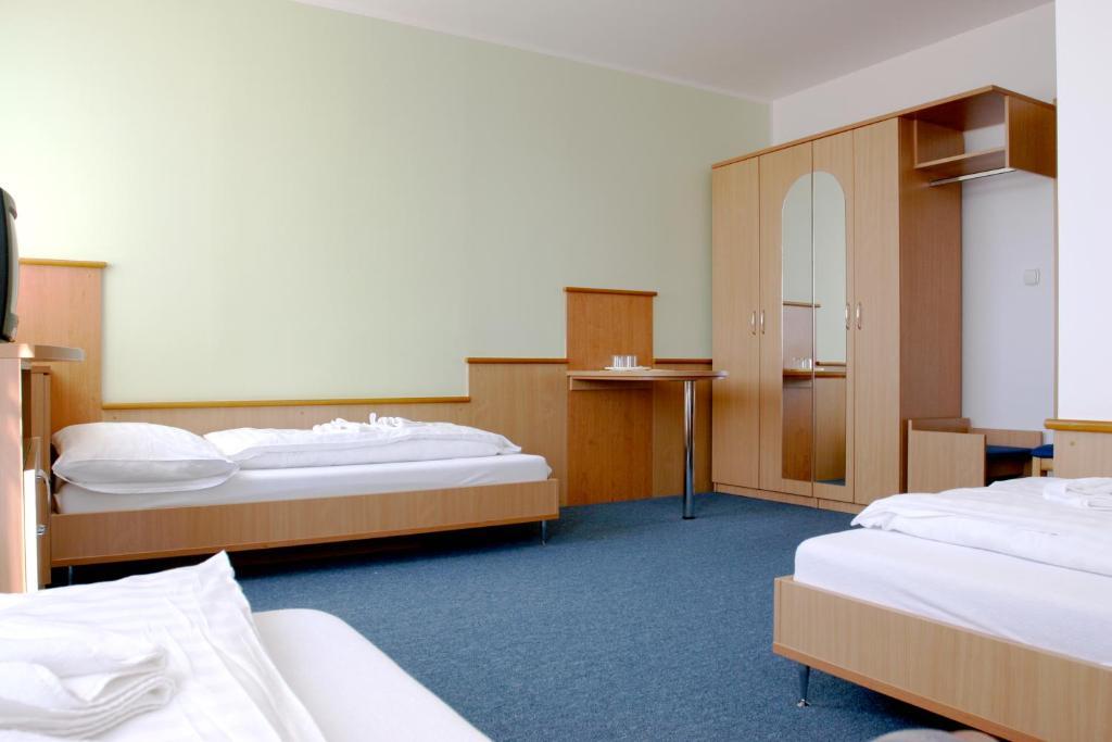 Garni G Hotel Жилина Экстерьер фото