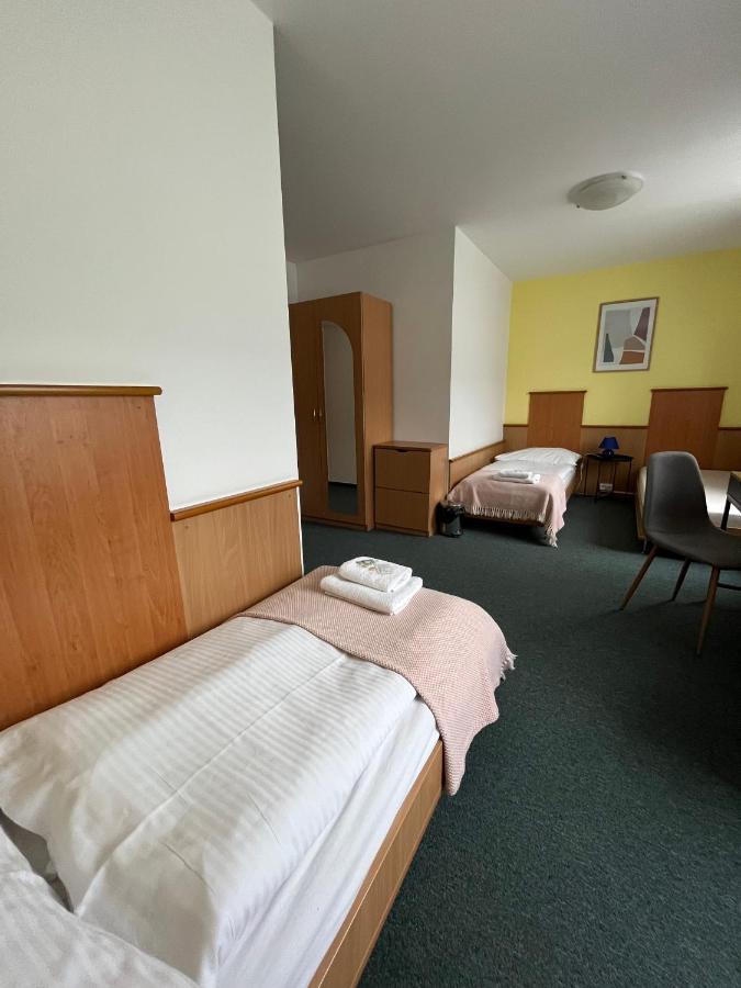 Garni G Hotel Жилина Экстерьер фото
