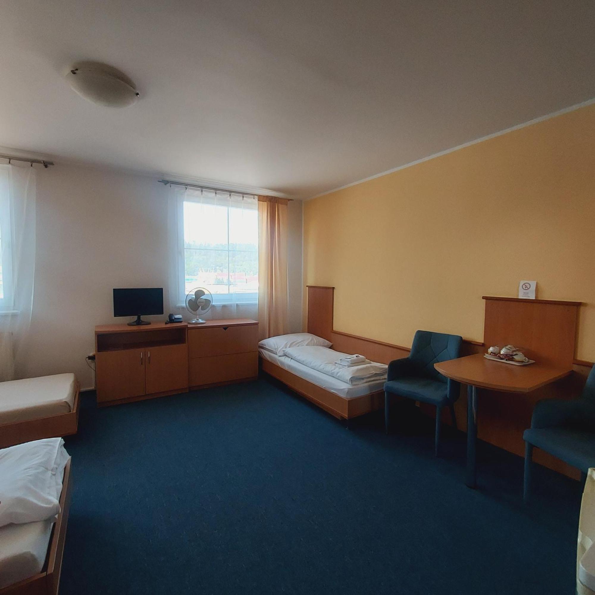 Garni G Hotel Жилина Экстерьер фото