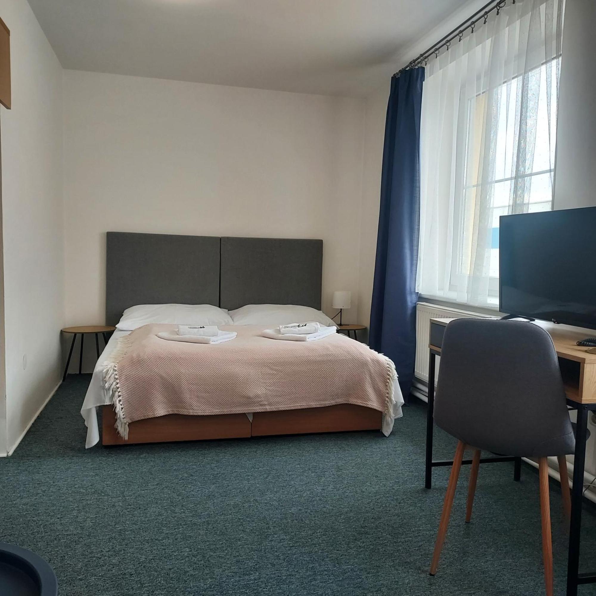 Garni G Hotel Жилина Экстерьер фото