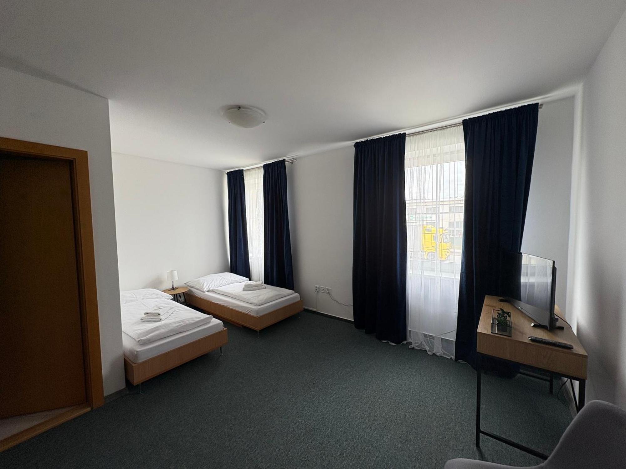 Garni G Hotel Жилина Экстерьер фото