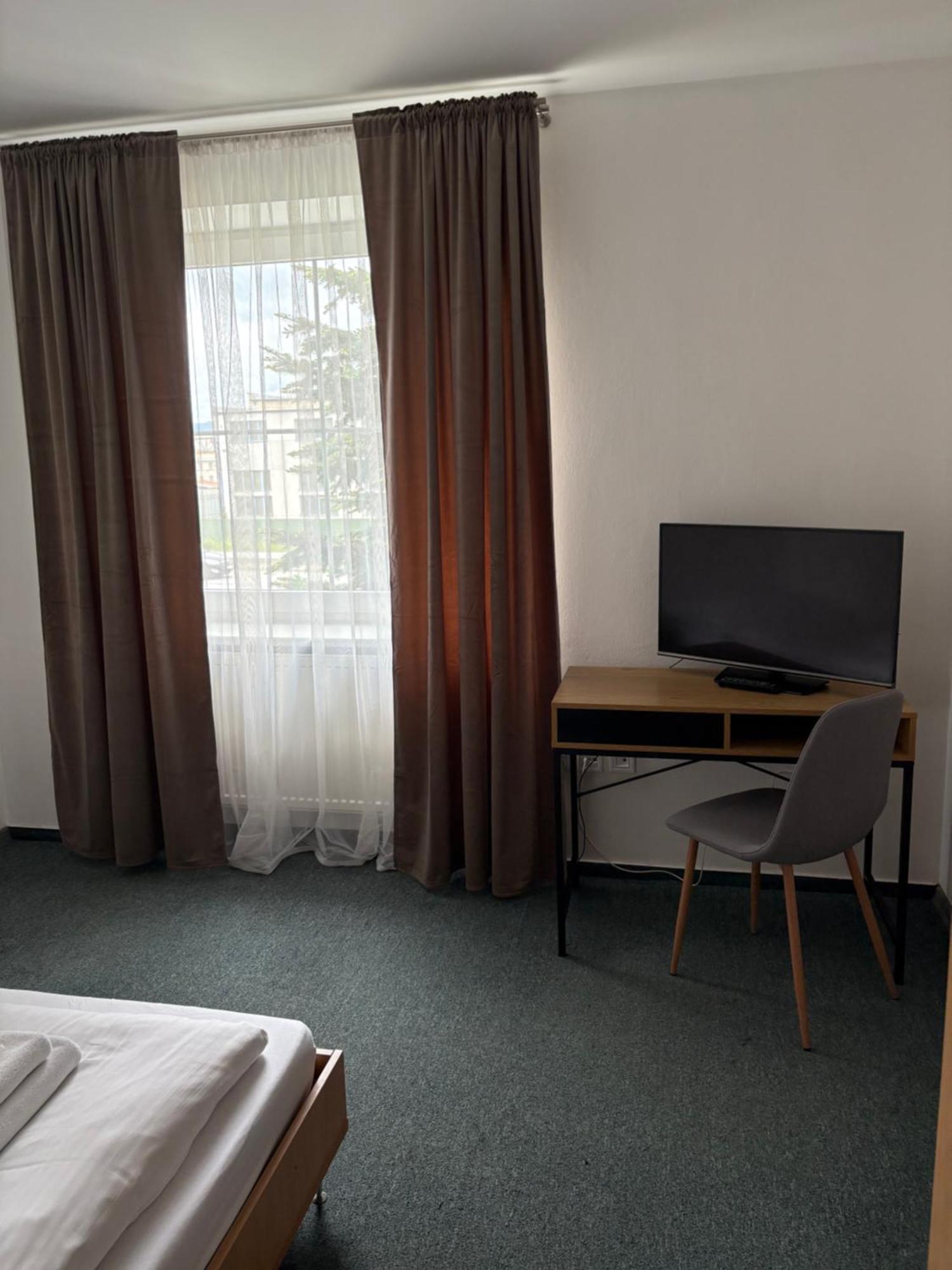 Garni G Hotel Жилина Экстерьер фото