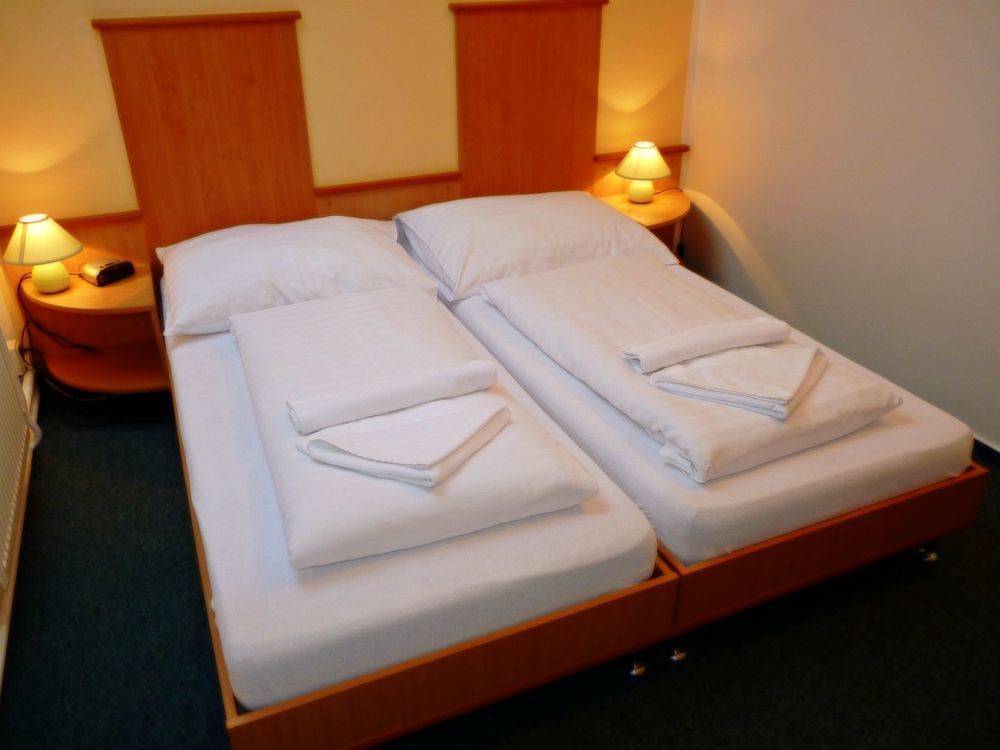 Garni G Hotel Жилина Экстерьер фото