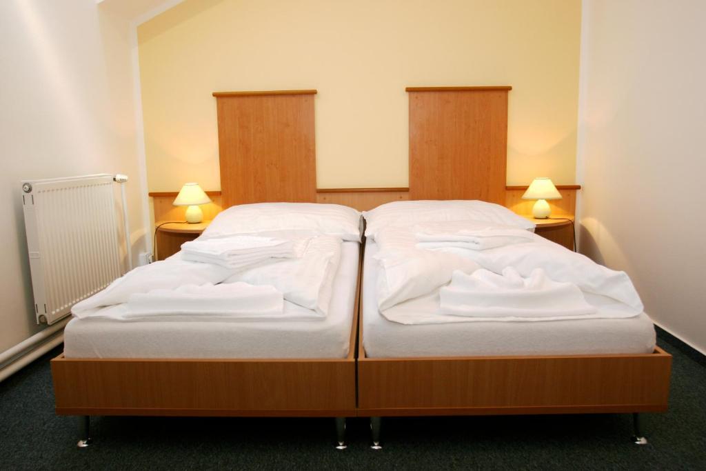 Garni G Hotel Жилина Экстерьер фото